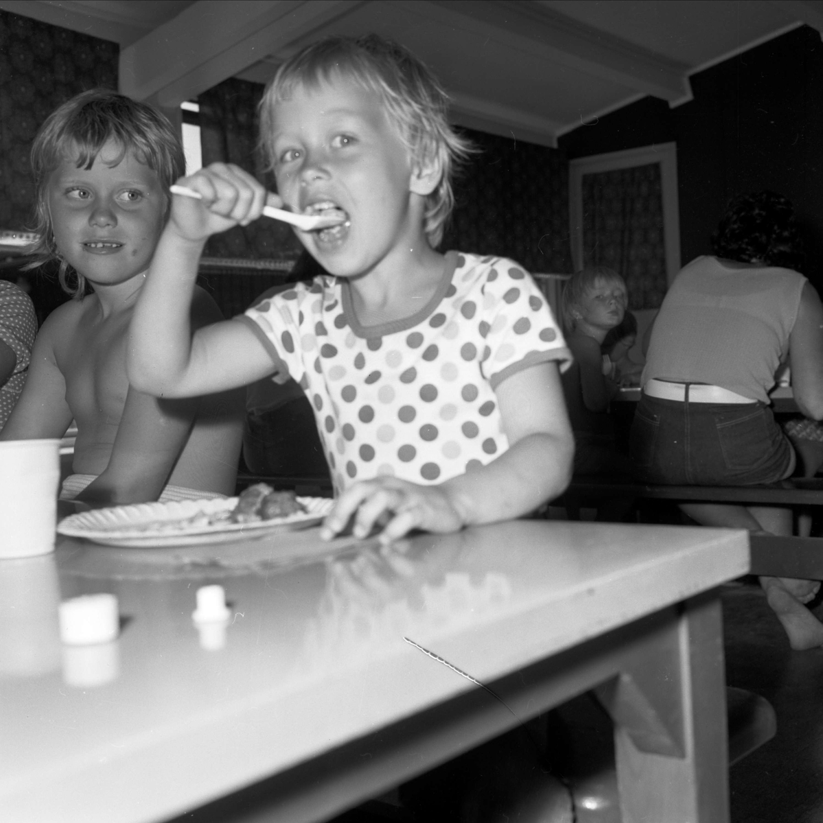 Barn äter mat på "Ängskärskolonin" - Nordöstra Upplands Barnkoloni