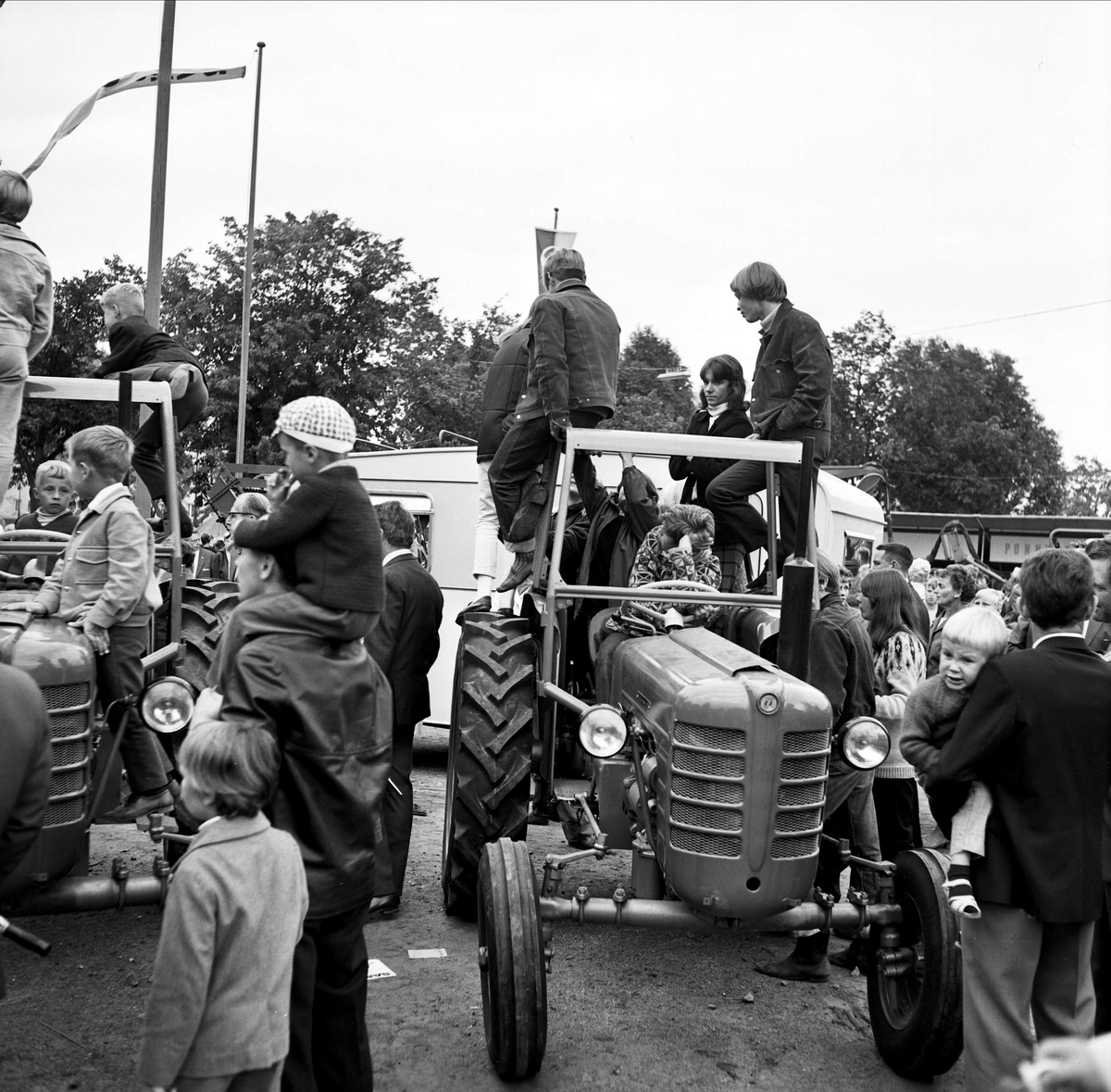 Expo i Tierp - besökare tittar på traktorer, Uppland 1967