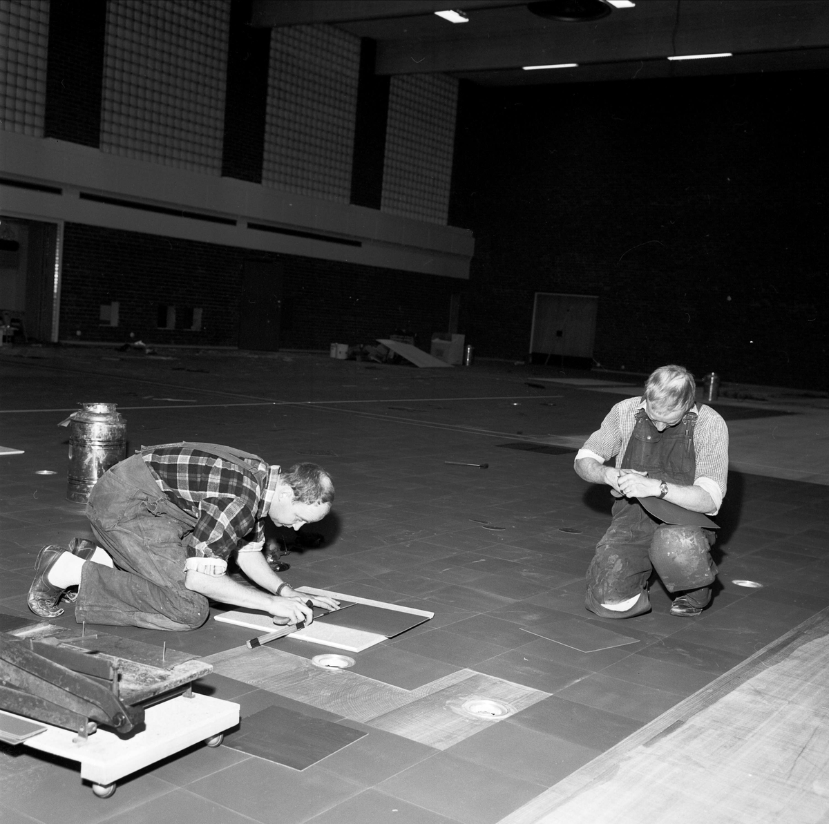 Mattläggning i idrottshallen, Tierp, Uppland 1967