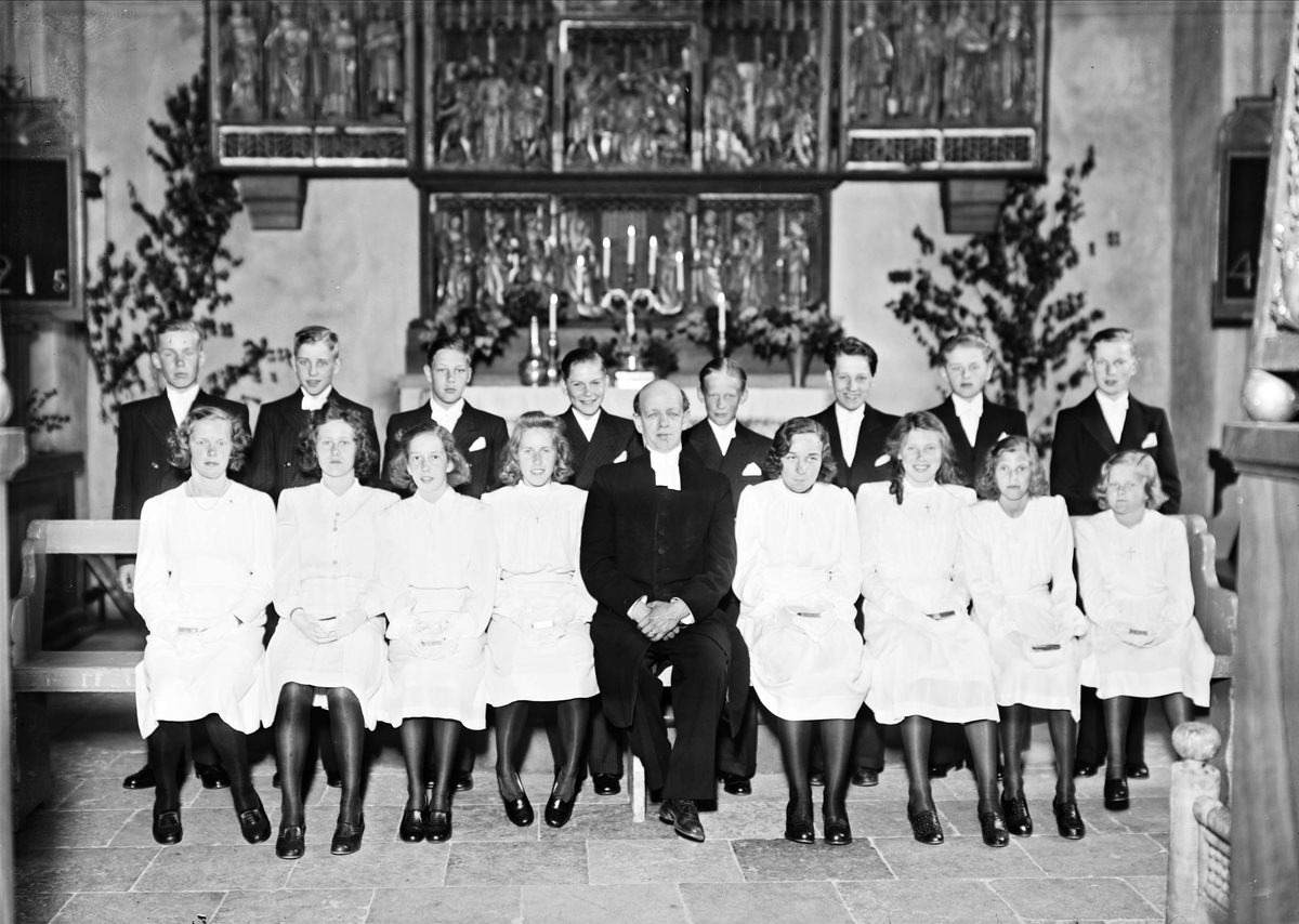 Kyrkoherde Oscar Ehn med konfirmander i Vaksala kyrka, Uppland 1943