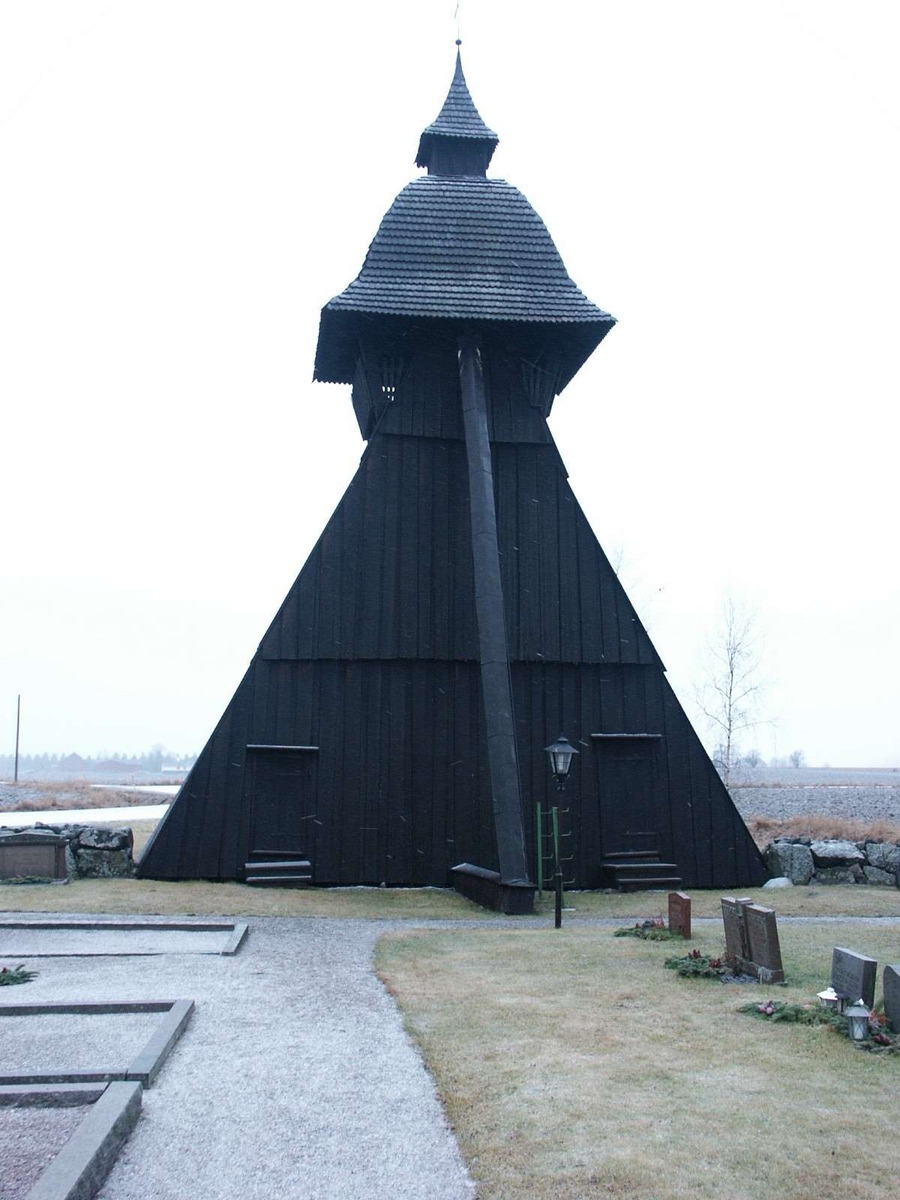 Klockstapeln vid Långtora kyrka, Långtora socken, Uppland janauri 2003