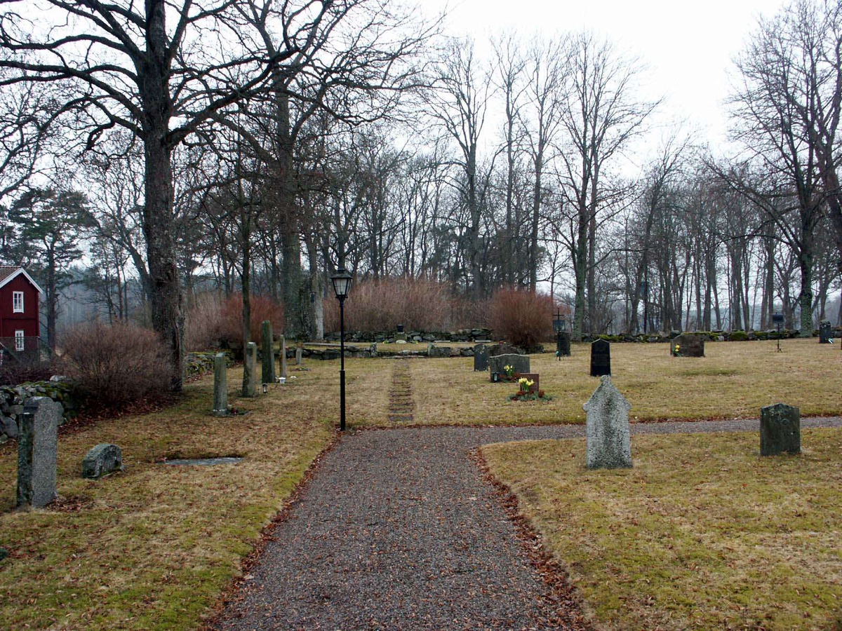 Kyrkogården vid Torsvi kyrka, Torsvi socken, Uppland  2005