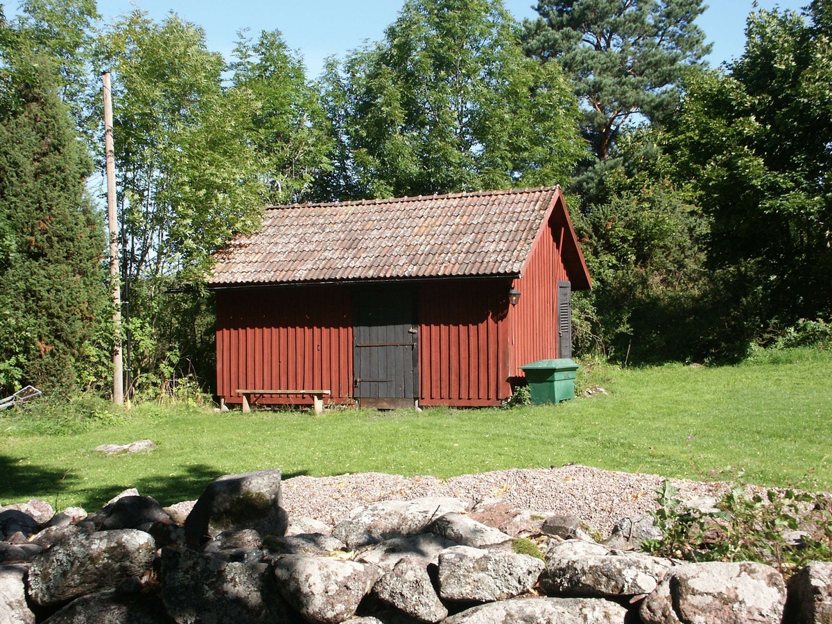 Redskapsbod vid Västeråkers kyrka, Västeråkers socken, Uppland 2005