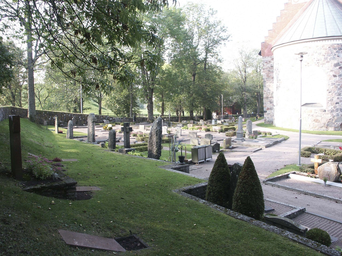 Kyrkogården vid Gamla Uppsala kyrka, Uppland 2006