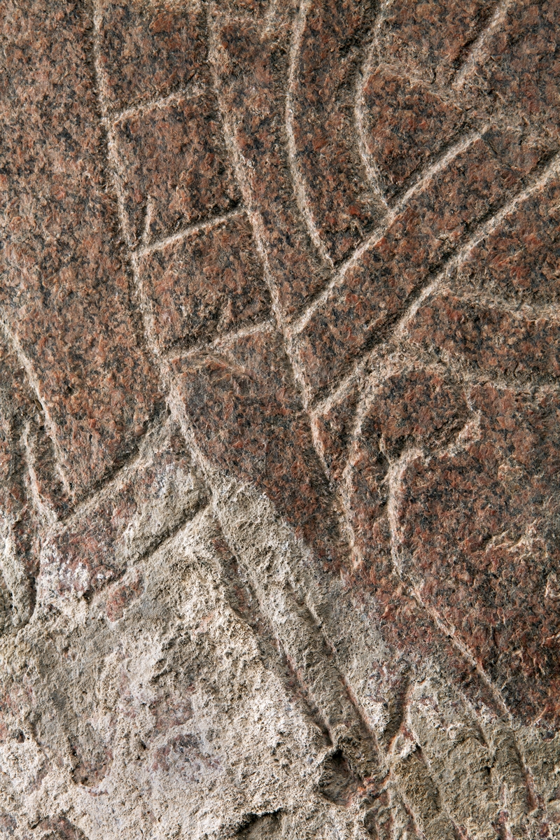 Detalj av fragment av runsten U941 tillvarataget i Franciskanklostrets område, kvarteret Torget, Uppsala