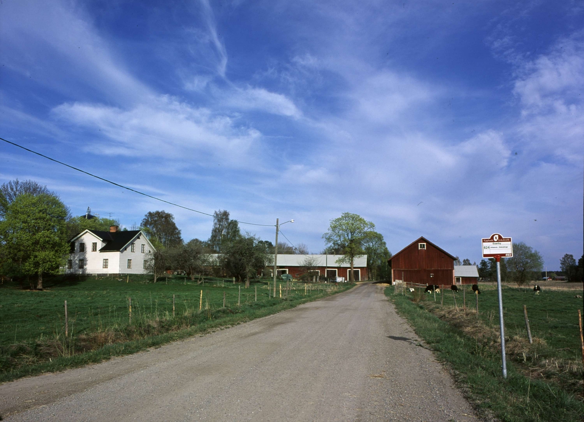 Byväg och gårdsmiljö, Esarby, Tegelsmora socken, Uppland 2000