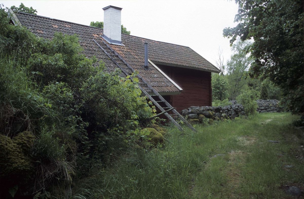 Ekonomibyggnad och stenmur, Hållen, Hållnäs socken, Uppland 2000