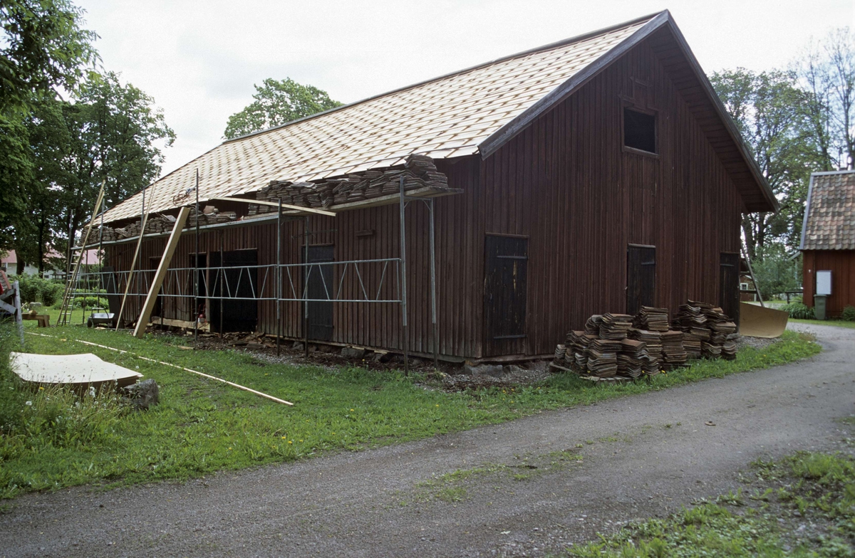 Södra boden, enkupiga lertegelpannor har lagts ut i rader på södra takfallet, Ullfors bruk, Tierps socken, Uppland 2000.
