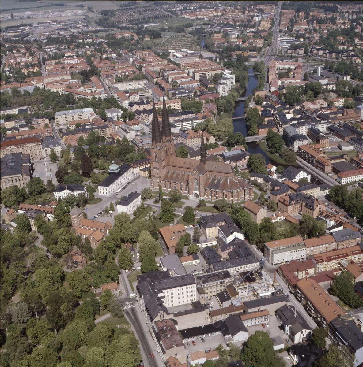 Vy över Uppsala innerstad, Uppsala domkyrka i mitten, juni 1989