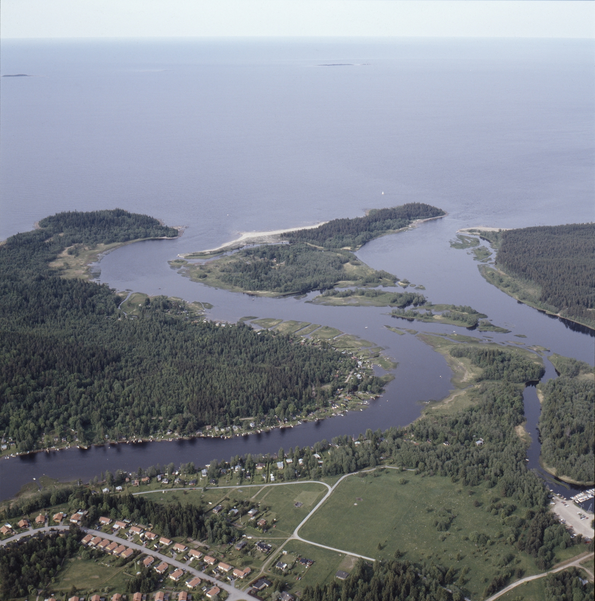 Vy över Dalälvens mynning vid Rotskär, Älvkarleby socken, Uppland, juni 1989