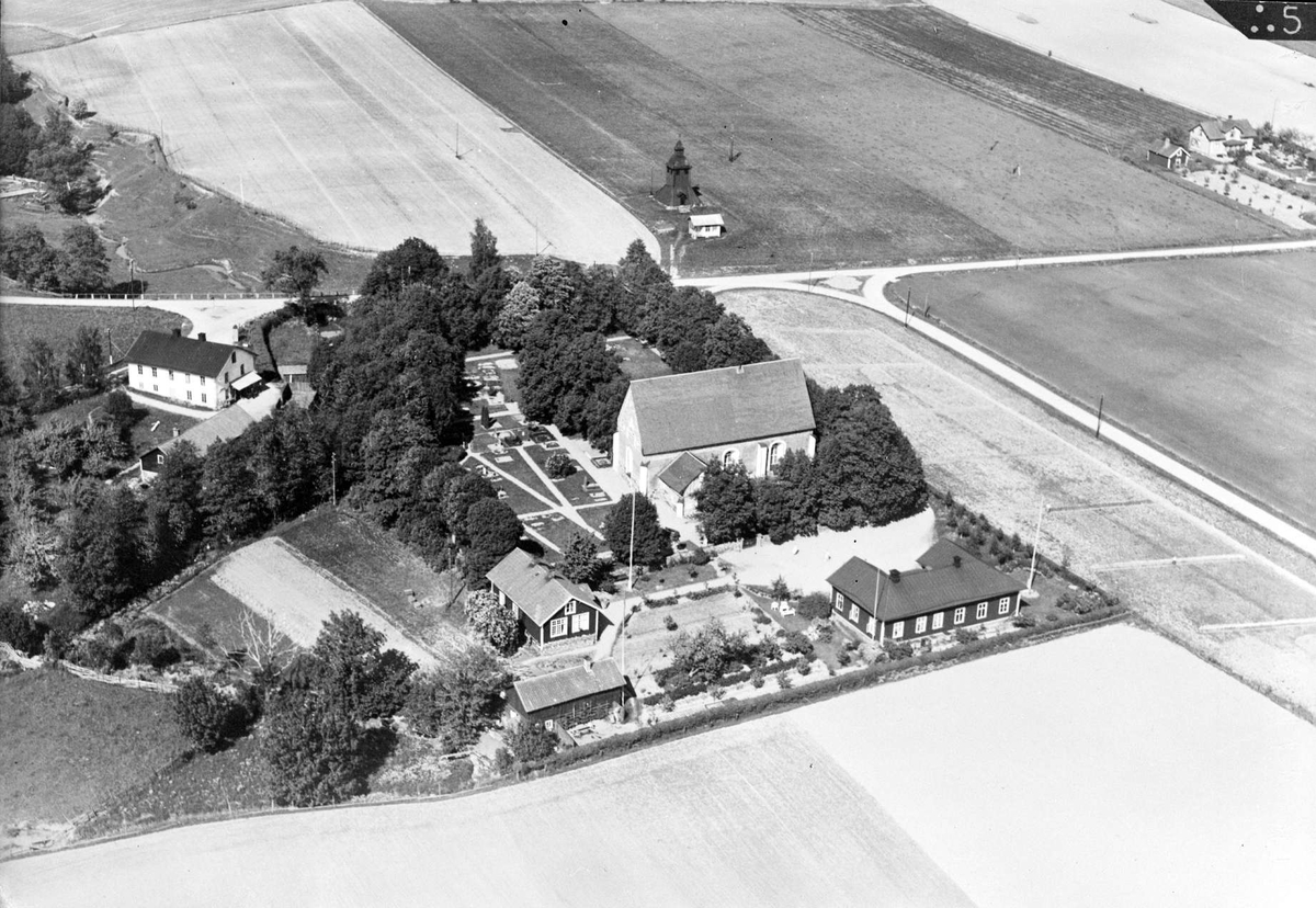 Flygfoto över Nysätra kyrka med omgivande bebyggelse, Nysätra socken, Uppland 1936
