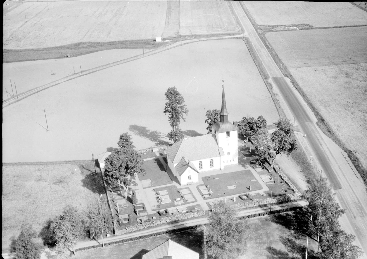 Flygfoto över Ramsta kyrka, Ramsta socken, Uppland 1958