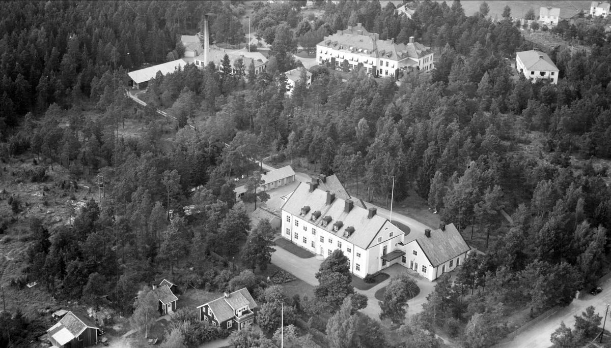 Flygfoto över Östhammars epidemisjukhus och lasarett, Östhammar, Uppland 1955