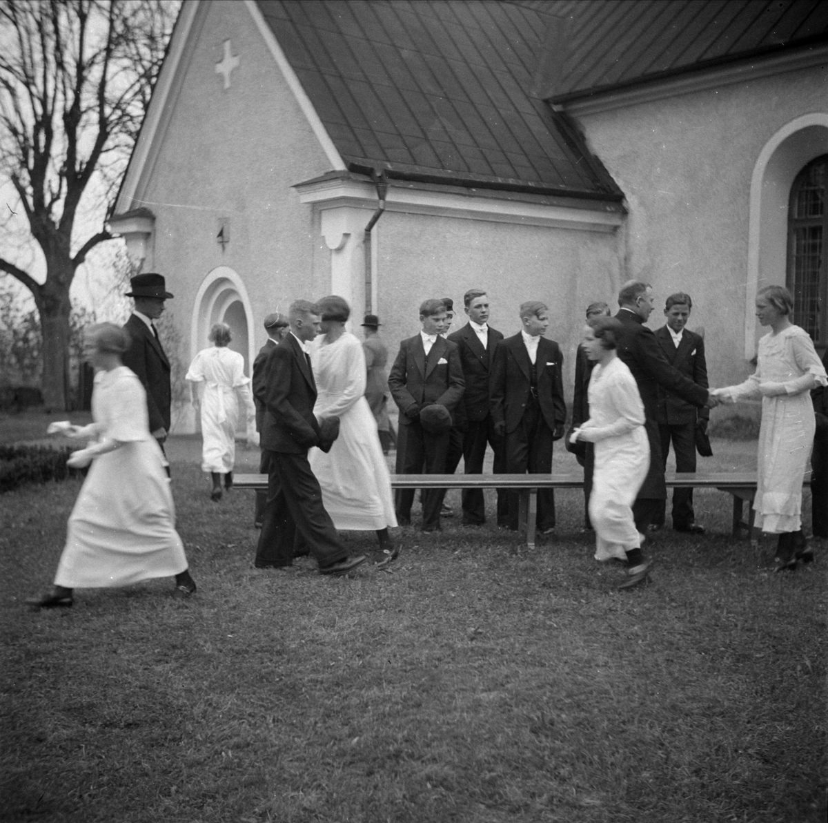 Konfirmander utanför Skogs-Tibble kyrka, Skogs-Tibble socken, Uppland maj 1937