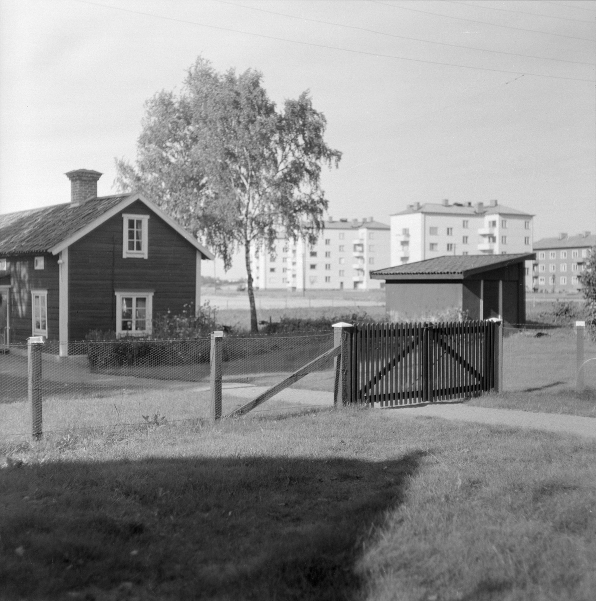 Bostadshus och grind vid Stabby prästgård i Hällby, Uppsala