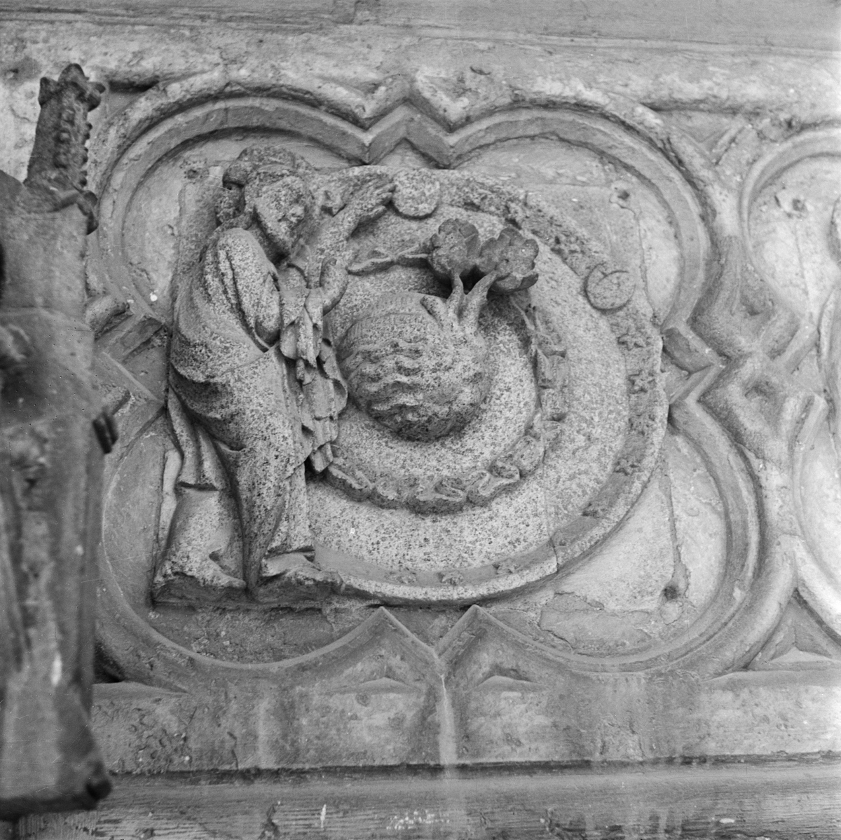 Detalj av relief i Uppsala domkyrka, Fjärdingen, Uppsala