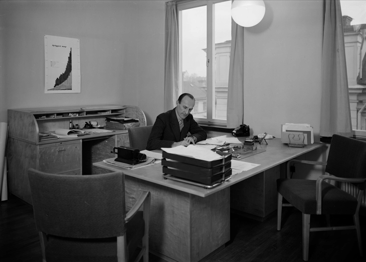 "Nya administrationsbyggnaden för gas- och elverken", ingenjör Ossian Lidforss i sitt nya chefskontor, Uppsala 1942