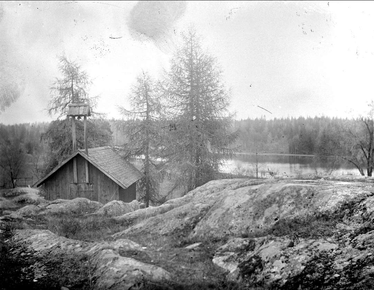 Ekonomibyggnad med vällingklocka på berghäll, Össeby-Garns socken, Uppland 1912