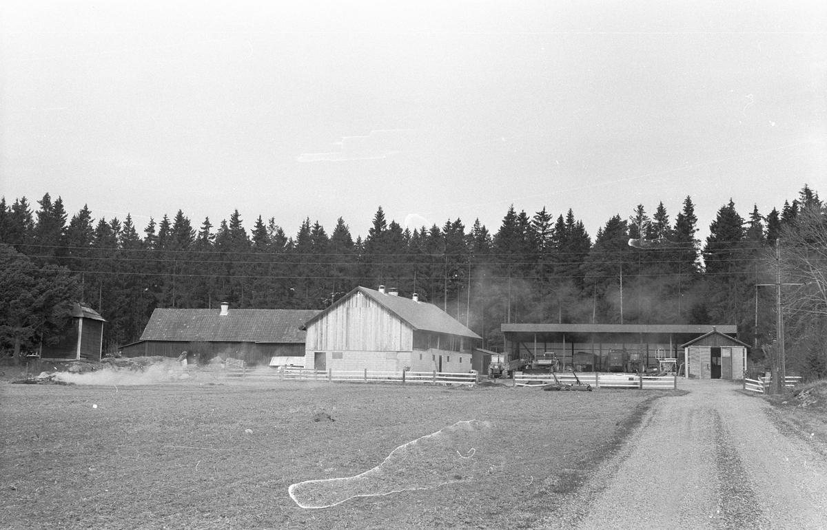 Vy över Husby 4:1, Lilla Husby, Lena socken, Uppland 1977