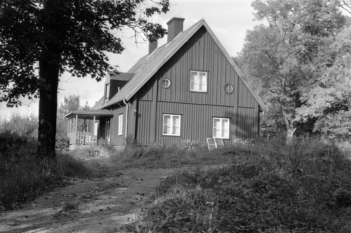Vy från sydsydväst över bostadshus, Lena-Salsta 1:5, Salsta, Lena socken, Uppland 1978