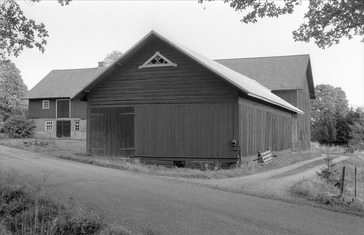 Ladugård och lada, Svartarbo 1:3, Bälinge socken, Uppland 1983