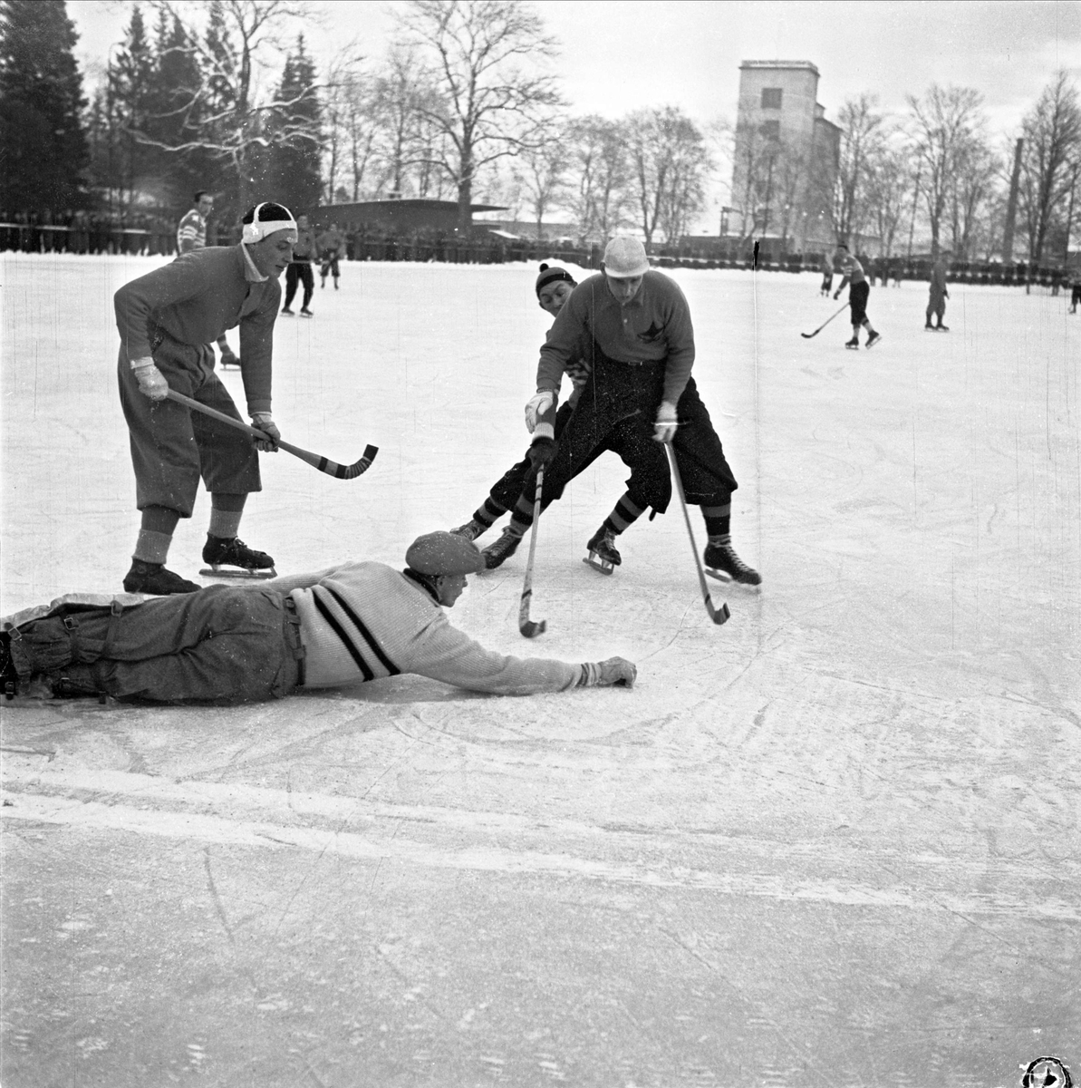 Bandy - IFK Uppsala och Brobergs IF på Studenternas drottsplats, Uppsala december 1947
