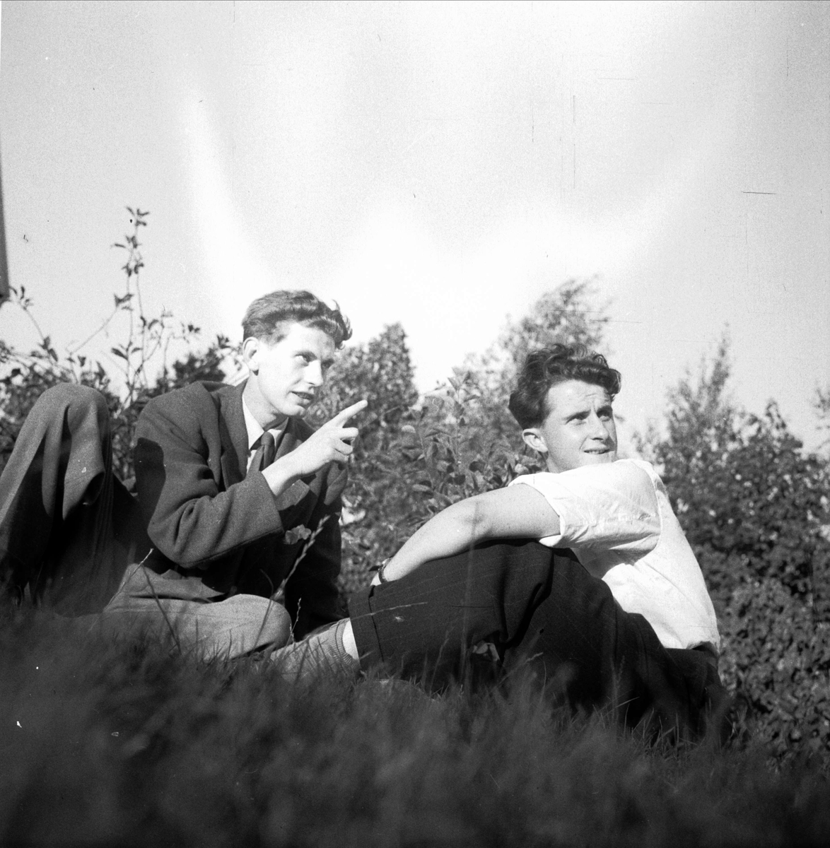 Claes Claesson med vän sitter i gräset, Norge 1947
