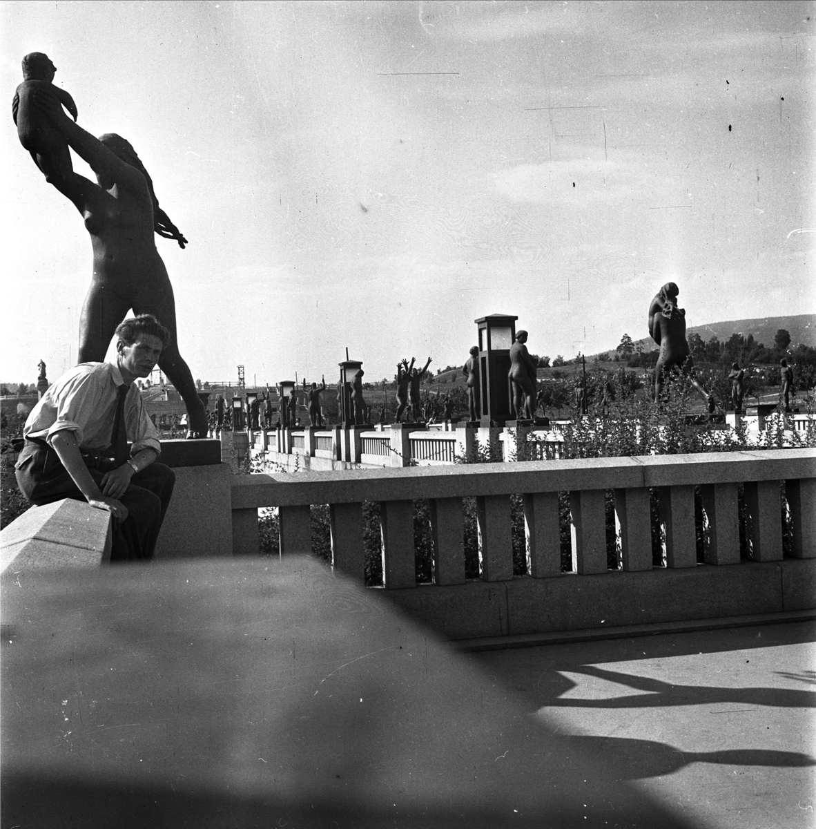 Man på bro, Vigelandsparken, Oslo, Norge 1947