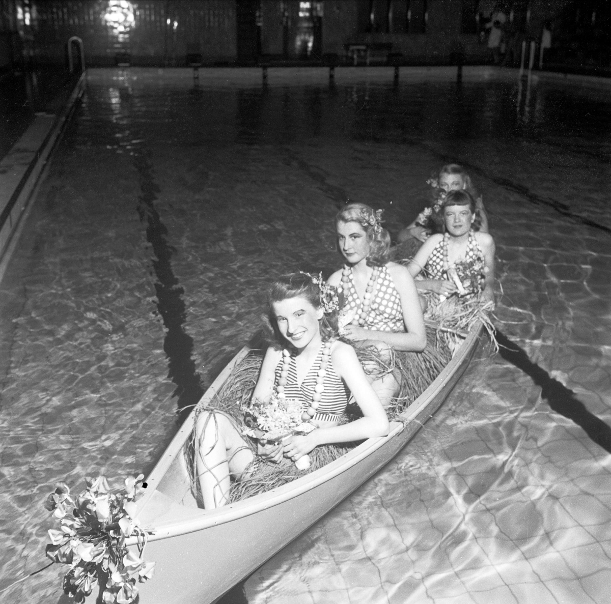 Utklädda elever i kanot, Magdeburg, gymnasium för flickor, Uppsala 1948