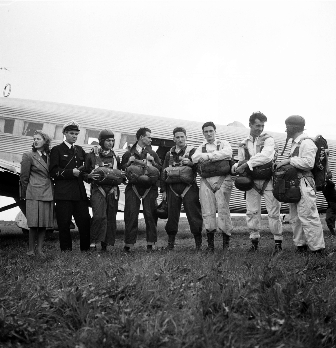 Franska fallskärmshoppare, "Sportflygets dag", Sundbro flygplats, Uppland 1948