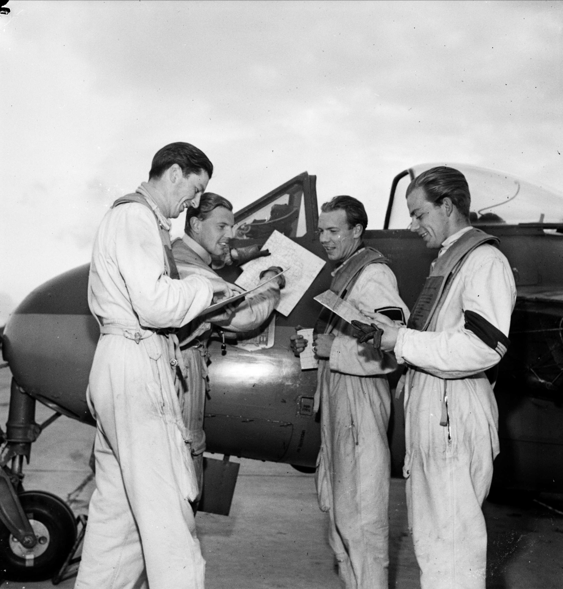 Flygeskader har övning, F 16 Upplands Flygflottilj, Ärna, Uppsala 1948