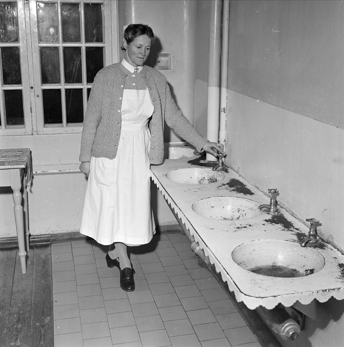 Sjuksköterska i tvättutrymme, Ulleråkers sjukhus
