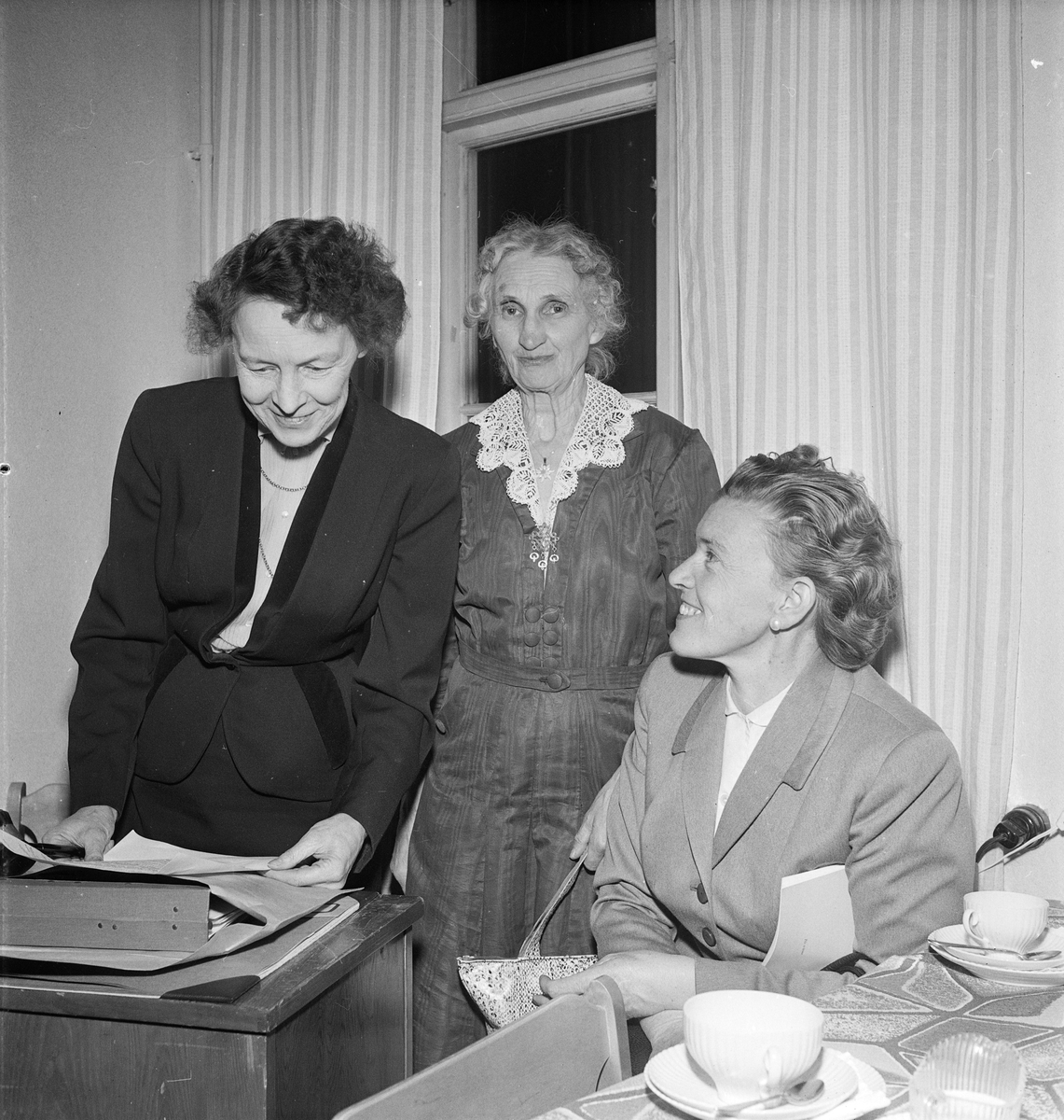 Redaktör Eva Wennerström-Hartman tillsammans med Märta Tamm-Götlind och Dory Engströmer vid Folkpartiets Kvinnoförbunds möte, Uppsala april 1956