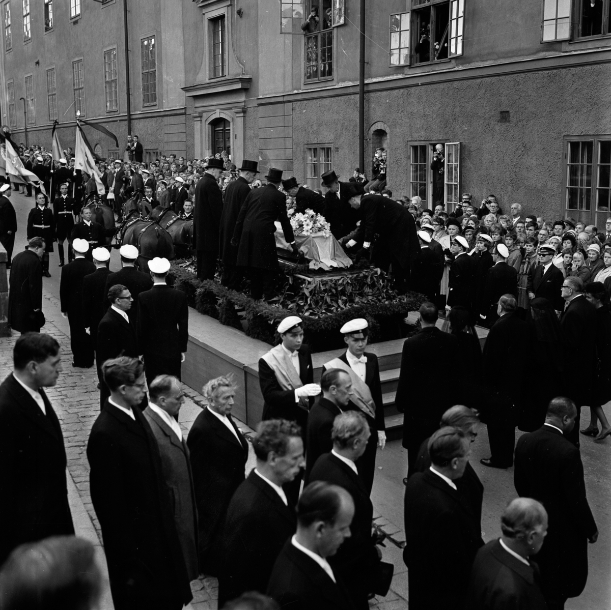 Dag Hammarskjölds begravning, utanför Uppsala domkyrka efter jordfästningen, Uppsala 29 september 1961