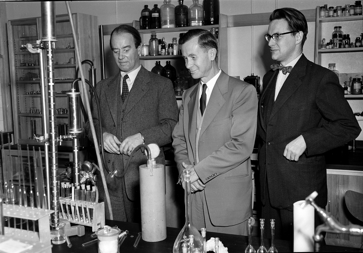 Professor Arne Tiselius med utländsk gäst, Kemiska Institutionen, kvarteret Kemikum, Uppsala december 1952