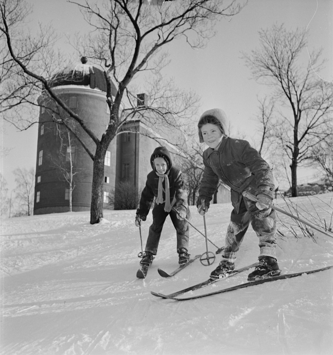 Vinter - barn i Slottsbacken, Uppsala februari 1954