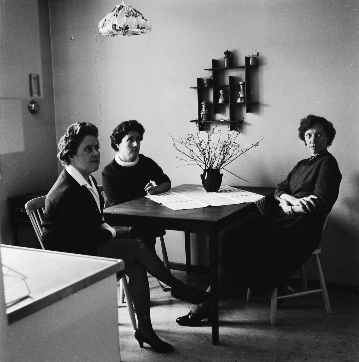 Hemsystrarna Aina Carlsson, Maj Nordlund och Margit Gustavsson, Danmarks socken, Uppland mars 1963