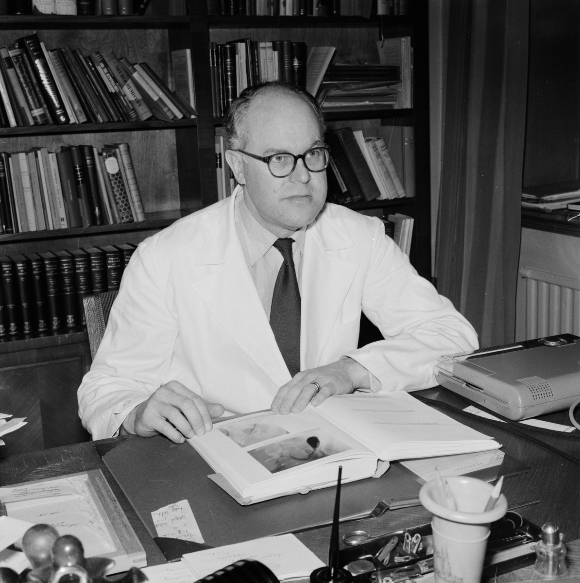 Professor Bror Rexed på sitt rum, Uppsala 1959