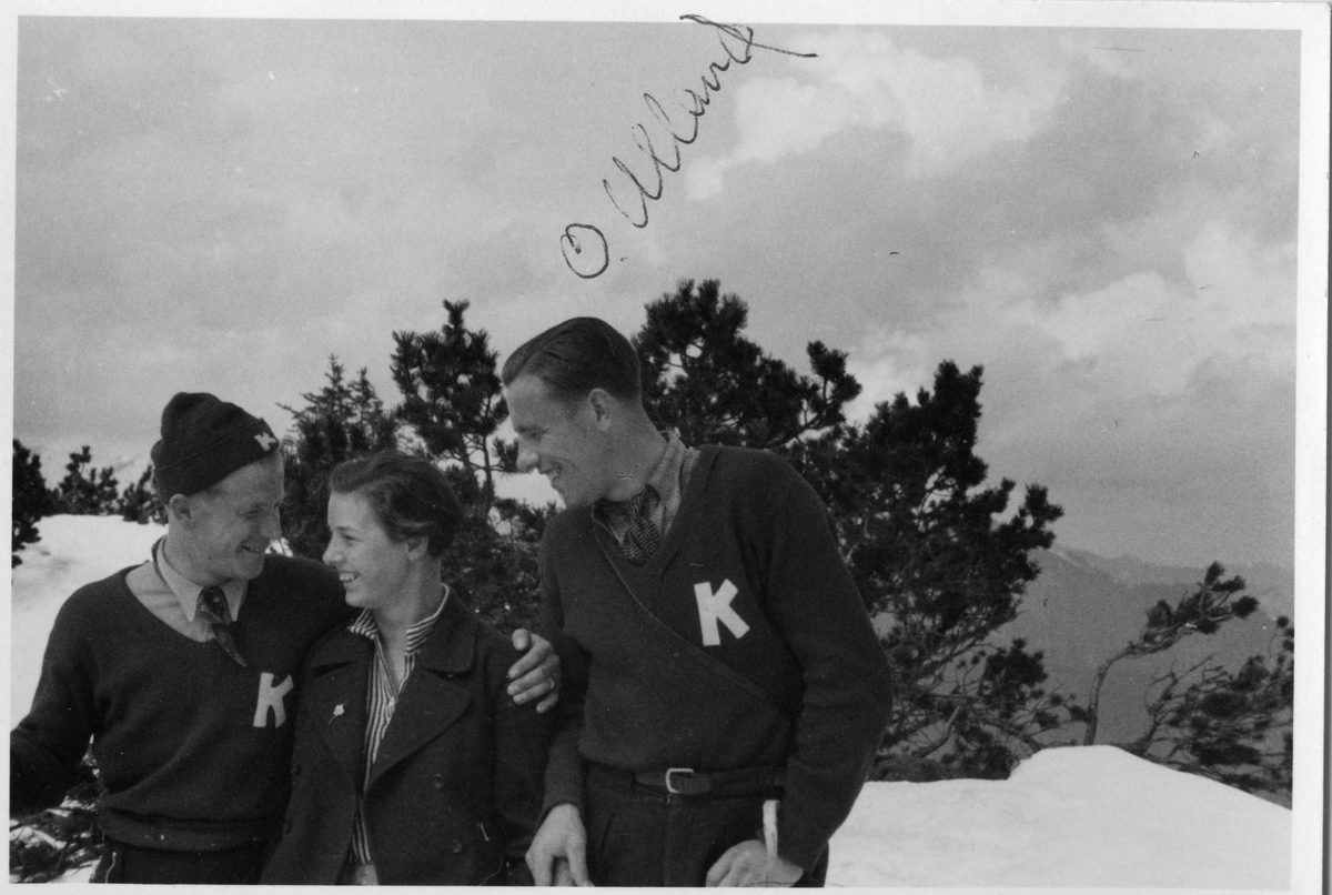 Carl Chr. Grøndahl og Olav Ulland (t.h.) med dame på tur. Carl Chr. Grøndahl and Olav Ulland from KIF with lady.