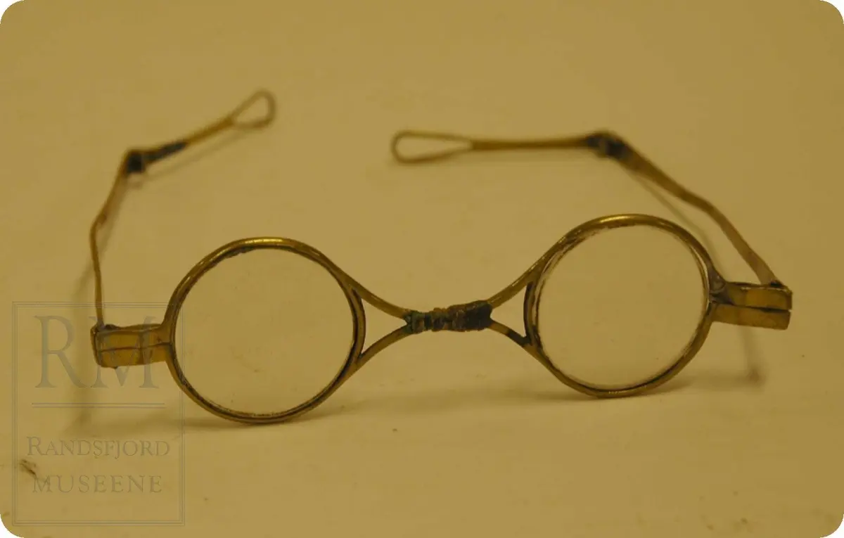 Runde briller med messinginnfatning og 2-delte stenger. 