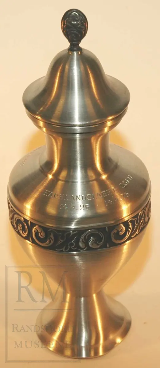 Form: Pokal med lokk, pyntebord midt på pokalen, bulk på pynteborden
