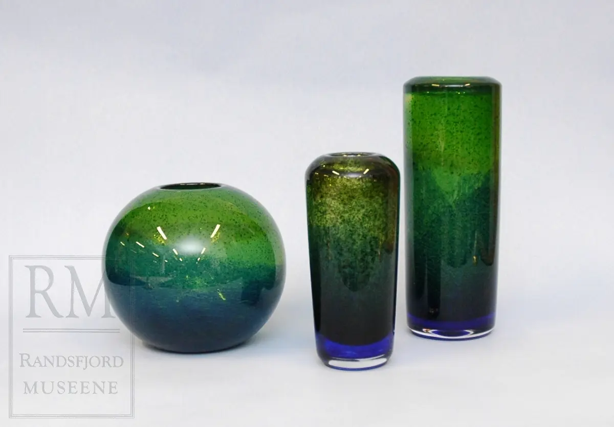 Glass-serie bestående av 5 deler; 
2x sylinderformede vaser
1xkulevase
1xovalvase
1xfruktfat