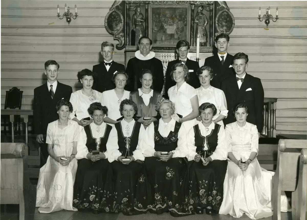 Konfirmasjon Sørum kirke 1954, konfirmanter og prest