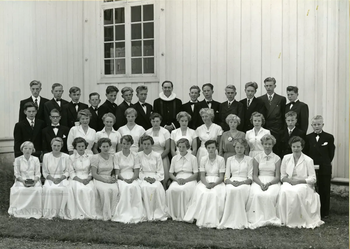 Konfirmasjon Nes kirke 1954, konfirmanter og prest