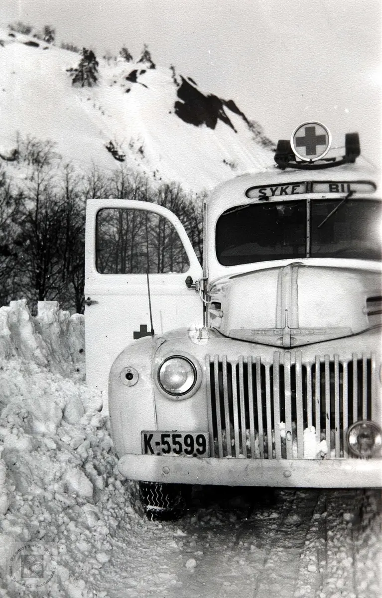 Sykebil fra Mandal. Sjåfør var Hermann Hægland fra Konsmo.
Amerikansk Ford 1946-47.