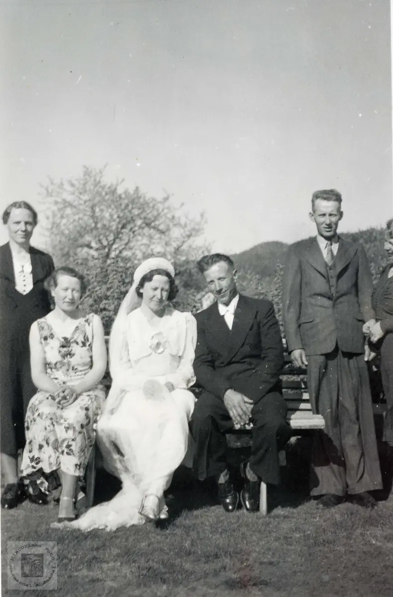 Brudepare med naboer og brudens søster, Gryting i Bjelland.