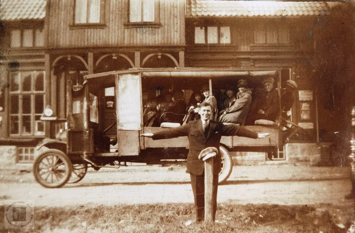 Konsmo Sangkor på reisefot med datidens turbuss. Audnedal.
Bilen er en Ford TT 1917-27