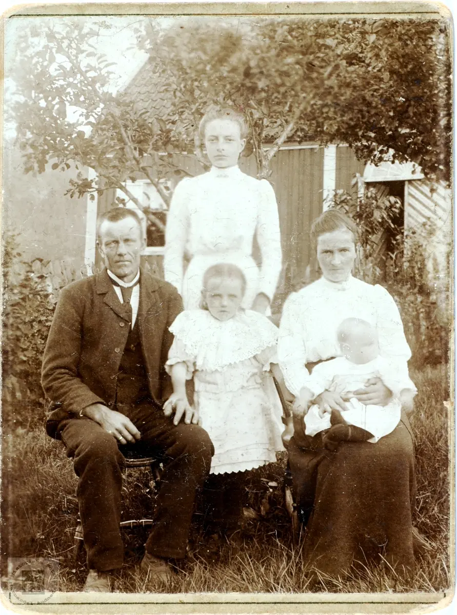 Familieportrett av familien Sveindal, Grindheim senere Audnedal.