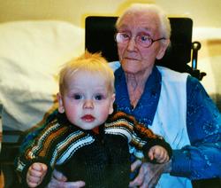 Tippoldemor med tippoldebarn på 102 årsdagen.