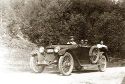 Ungdommer på biltur.
K-227 er en Hupmobile, årsmodell 1915-c